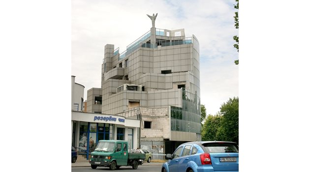 Прословутият хотел на рапъра, който така и не заработи. През 2010 г. зданието бе отнето в полза на държавата заради незаконни доходи. Сега се ползва от общината в Пловдив.
