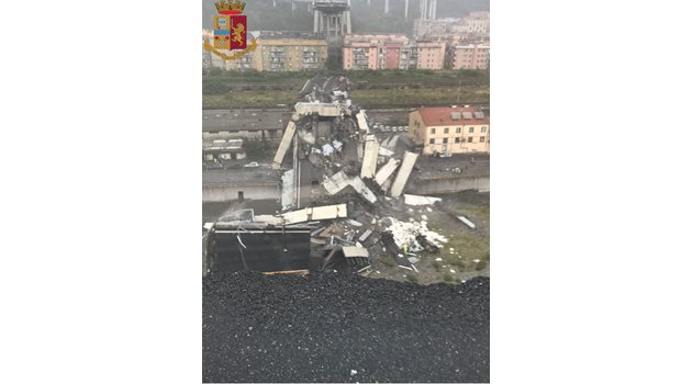 Мостът „Моранди” на магистралата А10, която свързва град Генуа със Савона и Вентимиля, рухна тази сутрин СНИМКА: Италианската полиция