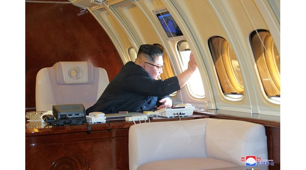 Ким Чен Ун не се страхува да лети като баща си и дядо си. Самолетът му е брониран “Илюшин” от съветско време.Ким Чен Ун не се страхува да лети като баща си и дядо си. Самолетът му е брониран “Илюшин” от съветско време.