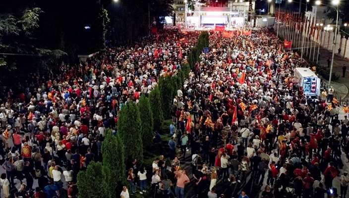 Според СДСМ на протеста снощи са присъствали около 15 000 членове и симпатизанти на ВМРО-ДПМНЕ. СНИМКА: РОЙТЕРС
