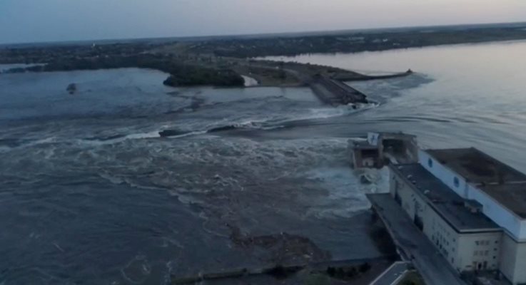 Смъртоносна опасност плува във водите на Днепър след взривената стена на "Каховка"