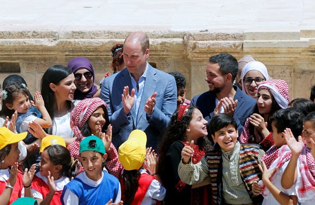 Принц Уилям е на посещение в Йордания и днес се срещна с група сирийски бежанци СНИМКИ: Ройтерс