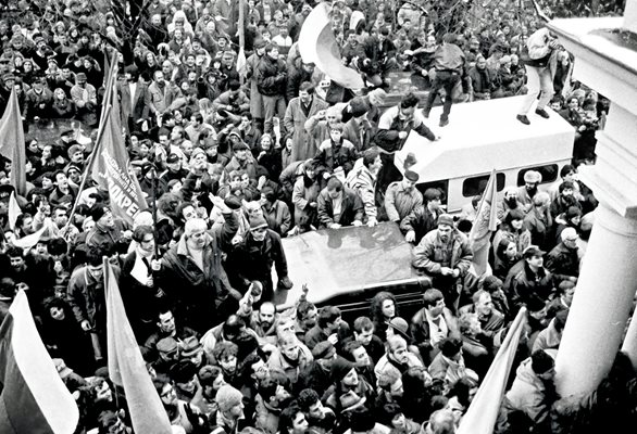През 1997 г. страната бе на ръба на гражданска война. Кулминацията на протестите е нахлуването в Народното събрание.