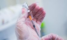 Учени: Четвърта доза COVID ваксина повишава антителата пет пъти