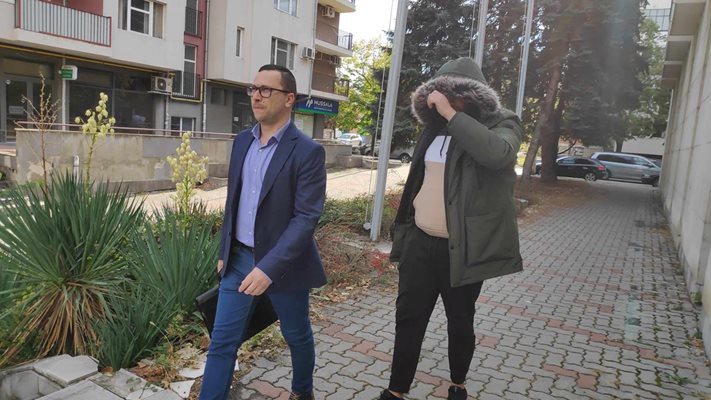 Адвокат Венцислав Фоти и Начо Пантелеев при явяването им в ОДМВР - Велико Търново