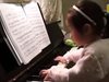 3-годишно момиченце свири като възрастен на пиано (Видео)