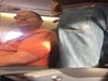Видео, на което полицаи извеждат 
насилствено мъж от самолет, разпали социалните мрежи (Видео)