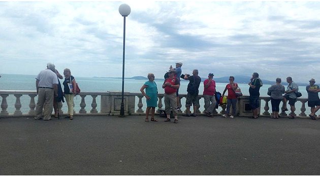Бургазлии се тълпят на парапета до Морското казино, за да снимат феномена.