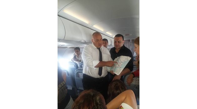 Борисов показва транспортните коридори на журналисти в самолета на път за Сараево.