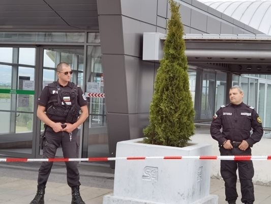 Влакчетата до последната метростанция на летището бяха спрени днес заради инцидент СНИМКА: Йордан Симеонов