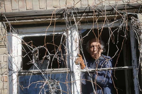 Възрастен мъж в Киев СНИМКИ: Ройтерс