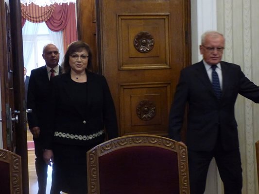 Лидерката на БСП Корнелия Нинова настоява за политически кабинет, за да е ясно чия е отговорността.