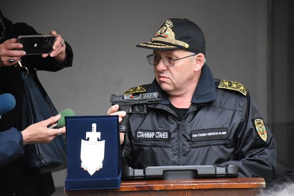 Станимир Станев връчва съвременни и модерни оръжия на униформените във Варна СНИМКА: Орлин Цанев