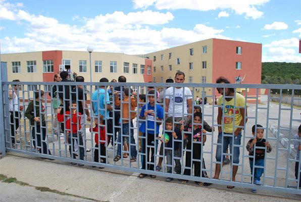 Сирийски деца надничат за оградата на центъра в Пъстрогор.
СНИМКА: НИКОЛАЙ ГРУДЕВ