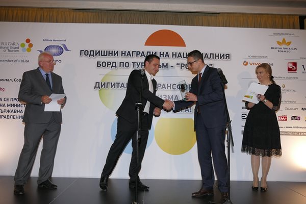 Награда за най-успешна инвестиция в хотелския бизнес получи Константин Бояджиев, управител на “Галакси Инвестмънт Груп” от шефа на агенцията за инвестициите Стамен Янев.