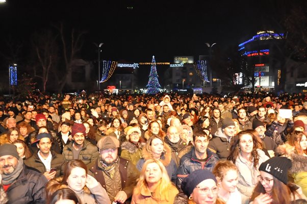 Хиляди бургазлии посрещнаха Новата година под открито небе.