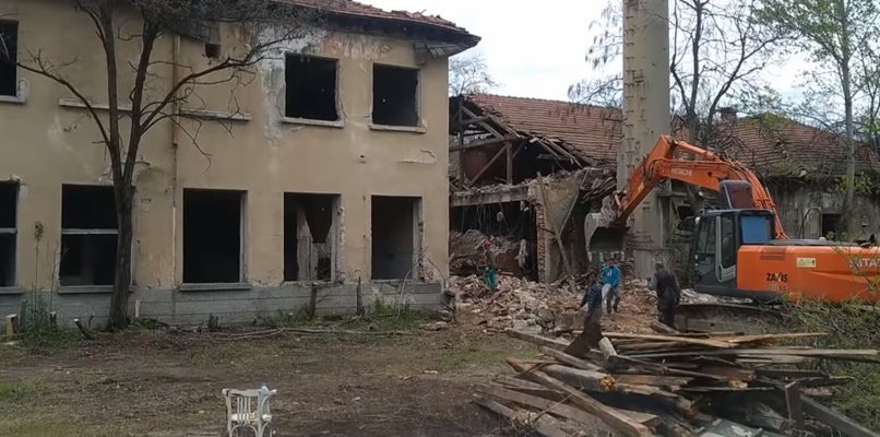 Багерът вече разчиства терена в изоставената Гарнизонна фурна в Пловдив.