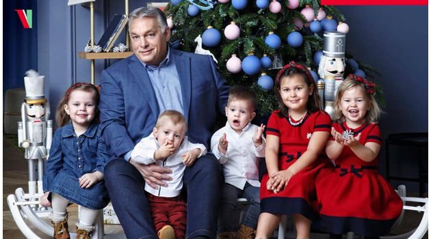 Виктор Орбан с петте си внуци на Коледа