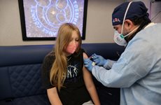 Лекар ваксинира момиче срещу хепатит в САЩ.

СНИМКА: РОЙТЕРС