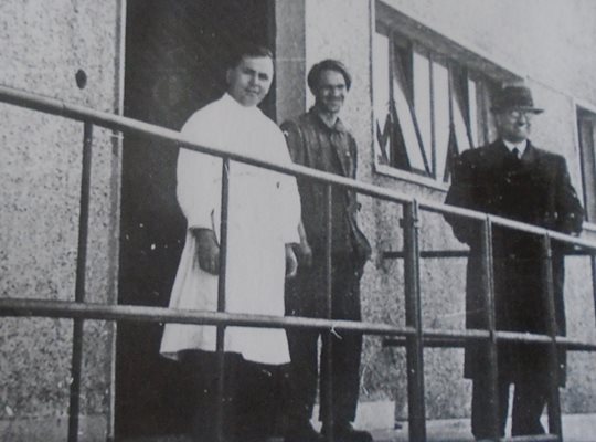 Никола Вапцаров (в центъра) като техник в екарисаж

СНИМКИ: АРХИВ