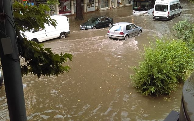 Ситуацията с наводнените улици е много сериозна.

Снимка: Фейсбук.