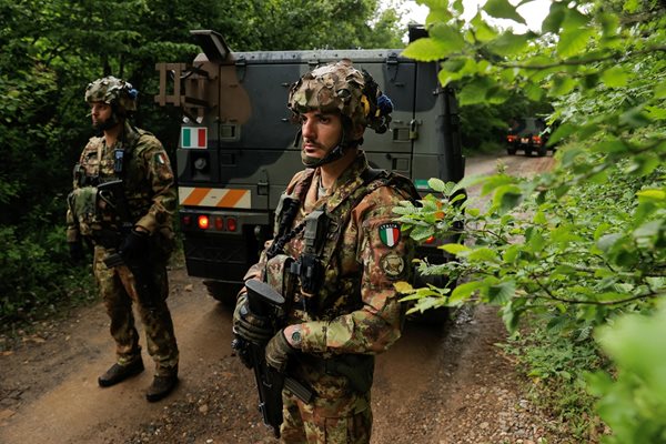 Войници на КФОР бяха изкарани от базите им и поеха опазването на реда в Косово след сблъсъци в сръбските общини през юни.

СНИМКА: РОЙТЕРС