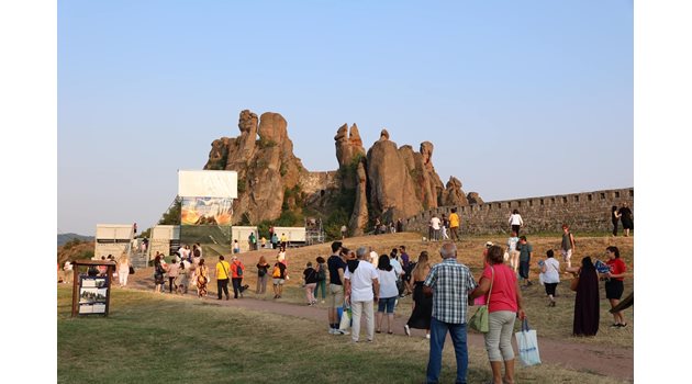На път към откритата сцена на фона на Белоградчишките скали, където след малко започва премиерата на “Мадам Бътерфлай” от Пучини

СНИМКА: СОФИЙСКА ОПЕРА И БАЛЕТ