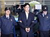 Осъдиха наследника на Samsung на 5 години затвор
