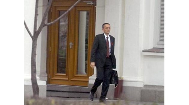 НАГЛАСЕН: Независимият Димитър Чукарски се издокарал подобаващо за обещания коктейл.