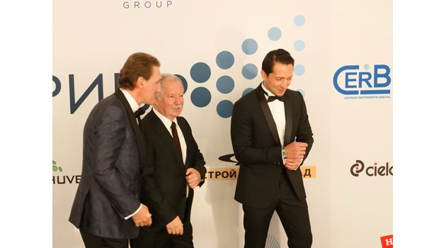 Кирил Домусчиев (вляво) връчи специалната награда на председателя на КРИБ за цялостен принос за развитието на икономиката в България на проф. д.т.н. инж. Цоло Вутов (в средата). Снимка ЙОРДАН СИМЕОНОВ