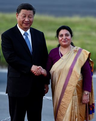 На летището в Катманду китайският президент беше посрещнат от президентката Бидхя Деви Бхандари СНИМКИ: Ройтерс