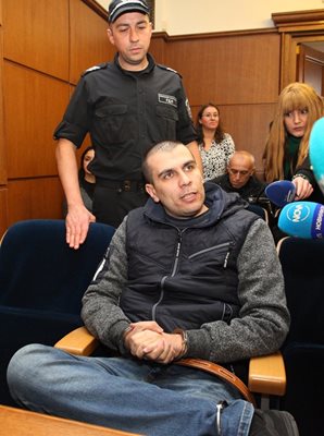 Викторио Александров остана вързан с окови за краката