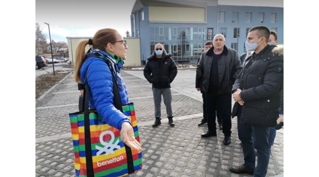 По време на проверката недоволна гражданка доближи Борисов с викове "Оставка"