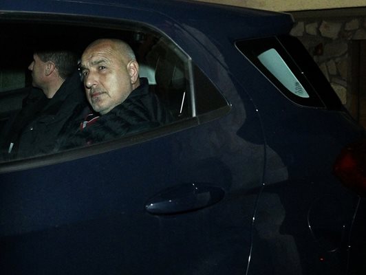 Полицията извежда бившия премиер Бойко Борисов от дома му в Банкя.
СНИМКА: РОЙТЕРС