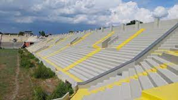 Изграждането на стадион "Христо Ботев" продължава.