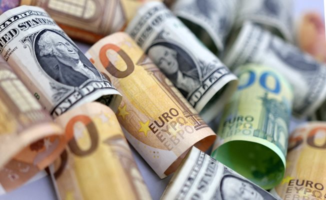 Долари и евро.
СНИМКА: Ройтерс