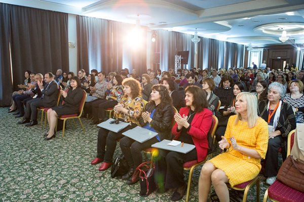 Повече от 100 директори, учители и експерти участваха във форума в Пловдив.
СНИМКА: "КЛЕТ БЪЛГАРИЯ"