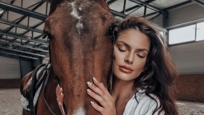 Габи Петрова се влюби в кон