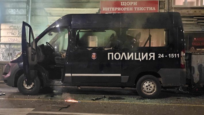 Бесни фенове потрошиха полицейски бус на "Васил Левски" до Министерството на спорта
СНИМКА: Найден Тодоров