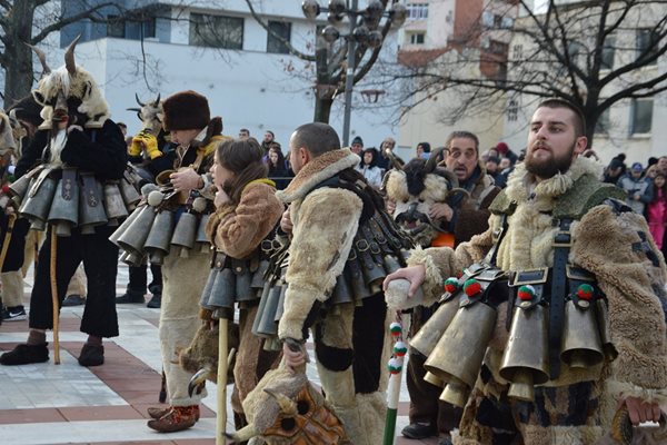 Наградиха най-добрите кукерски групи в Благоевград.