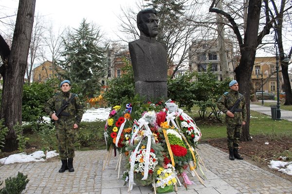 Венеци и цветя бяха поднесени на паметника на капитан Бураго.