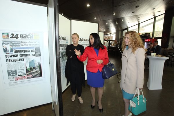 Издателят на в. “24 часа” Венелина Гочева показва изложбата за 25 години “24 часа” на министър Лиляна Павлова и на заместничката  Деница Николова.