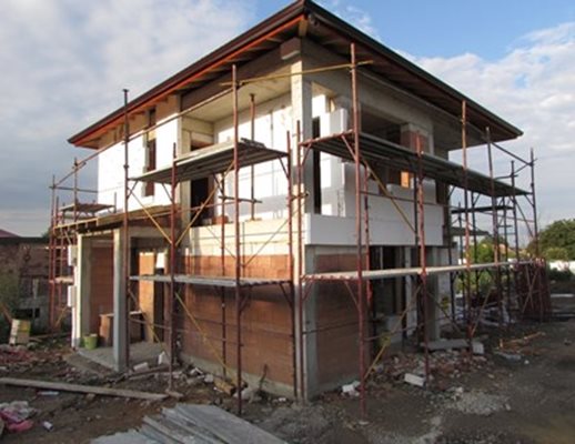 Десет къщи, които се строят безвъзмездно от Камарата на строителите в Хитрино, са готови на 85 процента. Снимка: Архив