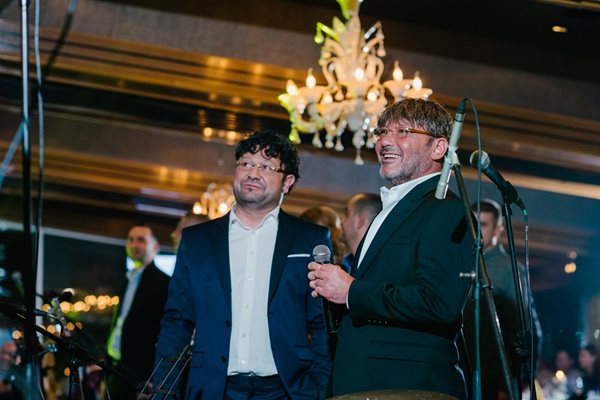 Димитър Рачков (вляво) “като две капки вода” с Орлин Попов на 50-ия юбилей на ресторантьора.  СНИМКИ: ЛИЧЕН АРХИВ