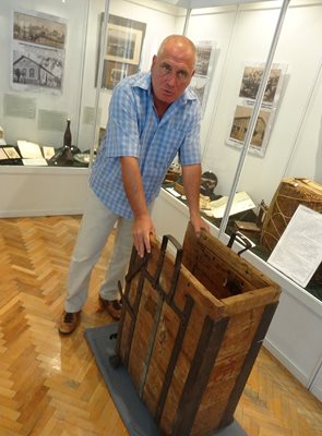 Шефът на Историческия музей Стефан Шивачев подготвя изложбата.