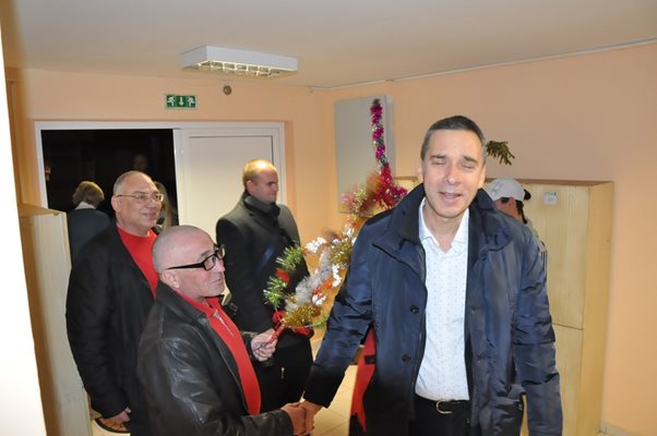 Сурвакар посрещна бургаския кмет, който зарадва бездомни с подаръци.