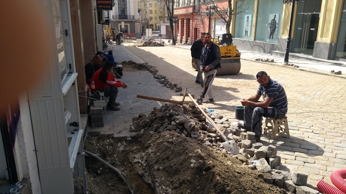 Магазинери от знаковата улица питат що за идиотия е да разкопаеш току-що направени тротоари.