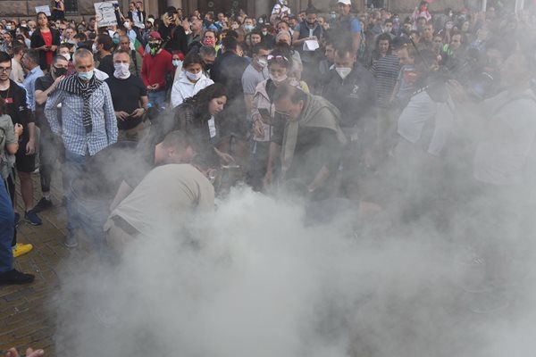Протестиращи в центъра на София пуснаха димка. Снимка Велислав Николов
