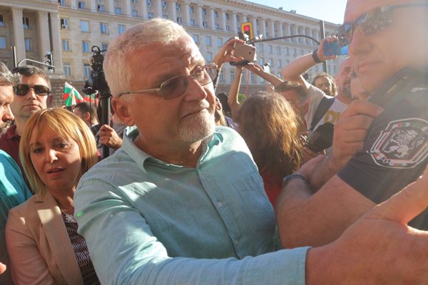 Едно от знаковите лица на НДСВ - Минчо Спасов е винаги около Мая Манолова по време на антиправителствените протести.