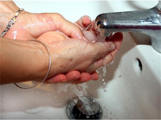 Хепатитът е известен като болест на мръсните ръце, затова честото им миене е много важно. 
СНИМКА: “24 ЧАСА”